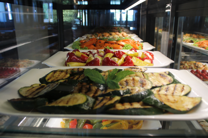 Antipasti Kühlschrank mit verschiedensten Variationen im Restaurant Ristorante Il Cortile in Korschenbroich