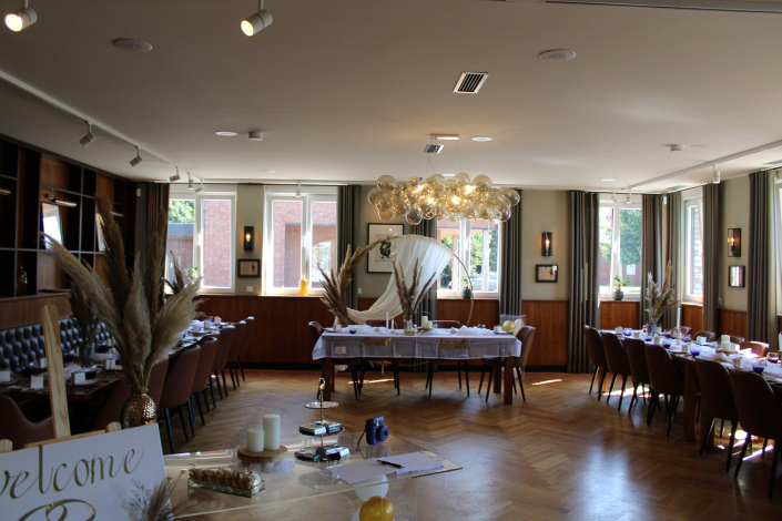 Privatraum für Hochzeitsfeier eingerichtet mit Tischgedeck und Empfang im Restaurant Ristorante Il Cortile in Korschenbroich