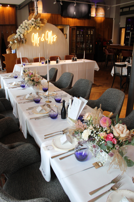 Eingedeckte Tische für Hochzeitsfeier im Restaurant Ristorante Il Cortile in Korschenbroich