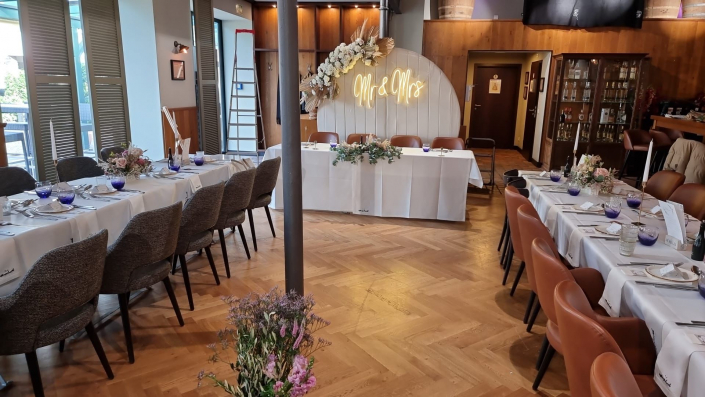 gedeckte Tische für Hochzeitsfeier im Restaurant Ristorante Il Cortile in Korschenbroich