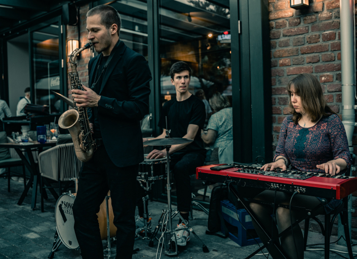 Livemusiker spielen Instrumente auf der Terrasse im Restaurant Ristorante Il Cortile in Korschenbroich
