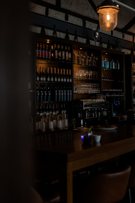 Rückbüffet der Bar mit Weinflaschen und Spirituosen bestückt im Restaurant Ristorante Il Cortile in Korschenbroich