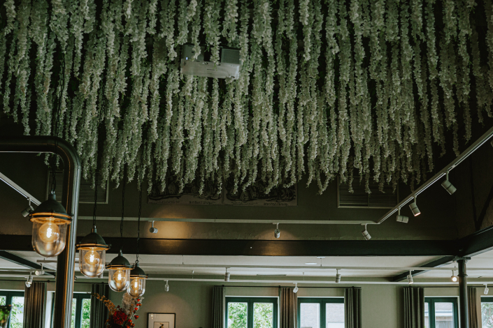 Deckenfoto mit hängenden Dekoelemente im Restaurant Ristorante Il Cortile Restaurant am Pescher Hof in Korschenbroich